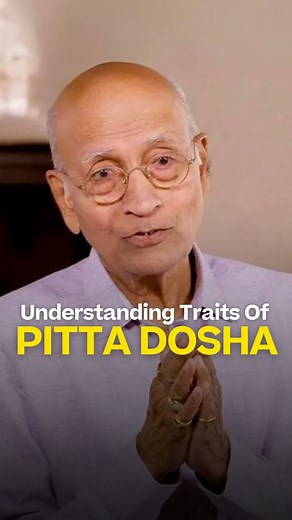 Let’s talk about Pitta, the type of energy in Ayurveda that’s all about heat and intensity 🌞 People with a lot of Pitta are usually pretty intense themselves. They have big appetites and digest food quickly. But, if they don’t eat on time, watch out – they can get pretty grumpy because they’re so used to burning energy fast 🔥 Pitta types also tend to feel hotter than others, so they’re not big fans of hot weather. Pitta doesn’t just affect their body; it also makes their minds really sharp 🧠 