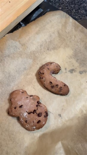 Lasya Addala on Instagram: "Christmas special- Day 3 Raspberry and chocolate chip cookies Ingredients: 1/2 cup butter 3/4 cup light brown sugar 1 large egg 1 1/2 cup flour 1 tsp Madagascar vanilla essence 1 tsp baking soda 1 tsp salt Frozen raspberries Mini milk chocolate morsels Chill the dough before baking Bake at 435 F for 12- 14 mins #cookies #baking #christmas"