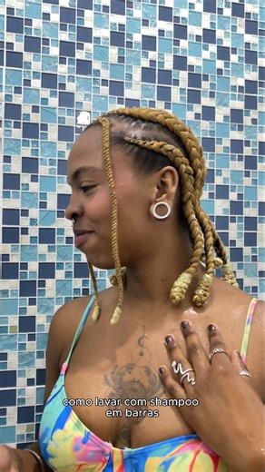 𝒢𝒶𝒷𝓇𝒾ℯ𝓁𝓁𝓎 ℰ𝒹𝓊𝒶𝓇𝒹ℴ on Instagram: "Só quem já usou tranças conhece a pergunta clássica: “Mas como você lava?” 😅 Desde que comecei a lavar com o Shampoo de Hibisco da @anu.naturals, nunca vi minhas tranças tão limpas! Por conta da manteiga de murumuru, ele remove as impurezas sem deixar aquele aspecto ressecado. Eu faço espuma nas palmas das mãos e aplico com cuidado entre as repartições das tranças. O hibisco ainda garante um detox suave, eliminando todo o resíduo de pomada que fica