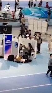 Un robot tropieza en plena competición de los Juegos Olímpicos de Robots en China | Informativos Telecinco.com