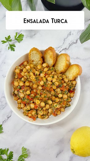 Rolo Blanco | Recetas Fáciles on Instagram: "Ensalada Turca ⤵️ Esta ensalada turca de garbanzos es una explosión de frescura y sabor, perfecta para cualquier ocasión. Con ingredientes simples pero llenos de vida ¡Ideal como plato principal ligero o como acompañamiento! 🙋🏻‍♂️ Las especias que uso son de @todoespecias donde tenéis un 10% de descuento, y envíos gratis, con mi código: cocinaconrolo 📝 Ingredientes - 400gr de garbanzos cocidos - 1 berenjena - 1 pimiento rojo - 1 cabeza de ajos - 10