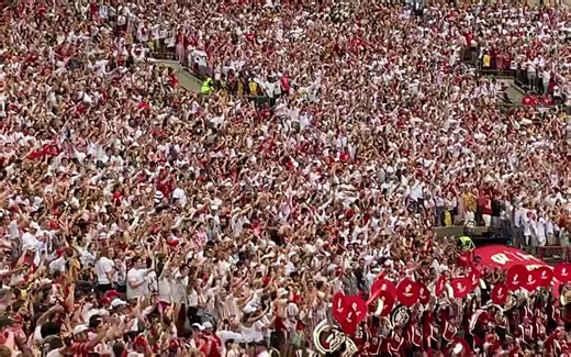 Wisconsin Badgers: Jump Around [CFB Crowd #17]