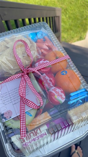 When a new mama’s meal schedule is full, a care package like this is the perfect doorstep surprise!🥰 Fill a basket with easy snacks, sweet treats, and quick-grab goodies she can enjoy between feedings or during those late-night wakeups. It’s a small gesture that goes a long way—and shows her she’s still being thought of even after the main meals are covered💚 | Take Them A Meal