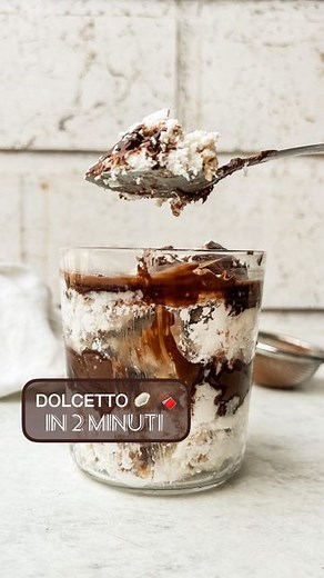 Claudia Cecere ❥ on Instagram: "Questa colazione è per te se: 1. Non hai tempo di prepararla al mattino 2. Cerchi qualcosa di fresco, leggero e gustoso 3. Ami il cioccolato e il cocco ❤️ lascia un like e seguimi per altre ricette @fitbakeryit Insomma .. non ti resta che provarla 🥹 •20 g di farro soffiato •150 g yogurt greco •20 g cocco rape •crema proteica di nocciole @foodspring_it ( sconto del 15% cod. fitclodfsg 🛒) *adv Ti basterà unire farro, cocco e yogurt. Disponili in un bicchiere alter