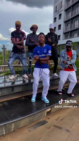 Sherehe ya Kukata na Shoka na DC