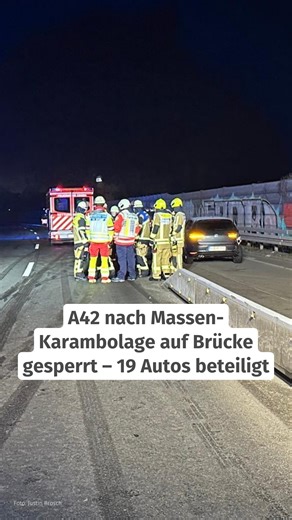 Wegen eines großen Unfalls ist die A42 zwischen Bottrop-Süd und dem Kreuz Essen-Nord am Montagmorgen in beiden Fahrtrichtungen gesperrt. Es gab einen Unfall mit 19 Fahrzeugen, 25 Menschen sind insgesamt betroffen. Grund für den Unfall sei vermutlich Glätte, heißt es von Polizei und Feuerwehr. 👉 Alle aktuellen Infos findet ihr hier: waz.de/410968776 | WAZ Essen