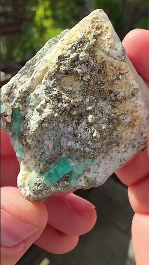 Smaragd, Kalcit a Pyrit na hornině - Chivor, Boyacá, Kolumbie