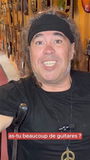 Les gens me demandent, "Martin, combien as-tu de guitares?" Dites-moi dans les commentaires combien vous pensez que j'ai de guitares ? #martindeschamps #funnyvideo #handicapable #musiquequebecoise #disabledartist | Martin Deschamps