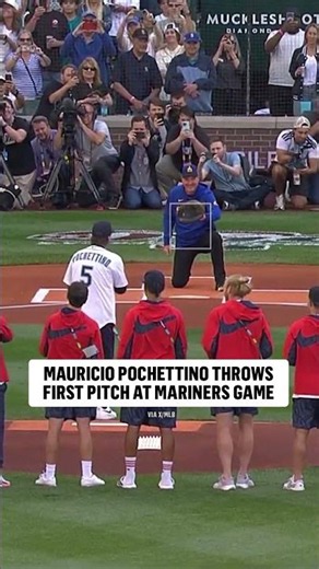 USMNT manager Mauricio Pochettino throws out the first pitch at the Mariners game!