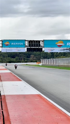 Whoops… accidental Toprak style stopper 🤯✊ Thank you Brembo for the save— because this wasn’t on the plan, but hey, the best moments on track rarely are. 😅🔥 Another wet day at Ricardo Tormo, just like yesterday… but this time I chose to push. Knee down left ✅ Knee down right ✅ All in the rain, all chasing that feeling. That delicate balance between control and chaos.🌧️⚖️ The grip wasn’t perfect, the lines were sketchy, but the joy? Untouchable. Every slide, every brake marker, every heartbea