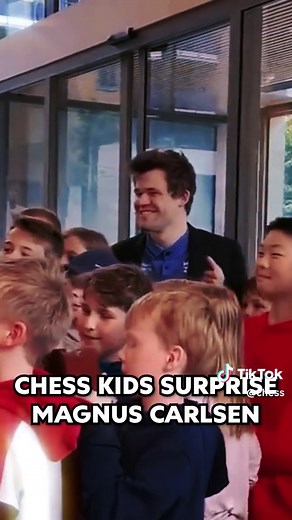 Magnus Carlsen MEETS his fans; CHESS KIDS 🤩 #chess #chesstok #chesscom #magnuscarlsen