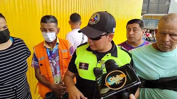 556K views · 9.9K reactions |  Siniestro en la Aurora, 2 conductores se salvaron tras la caída de 2 postes | OlaManta | Facebook