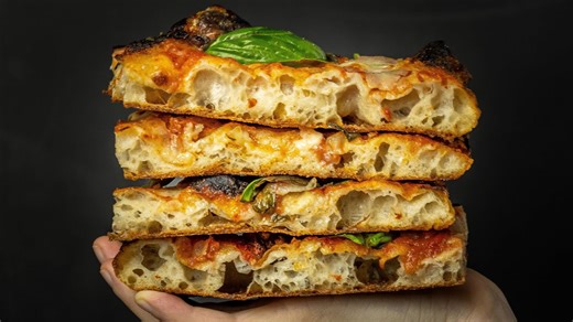 Authentic Roman pizza: High hydration dough for maximum crunch