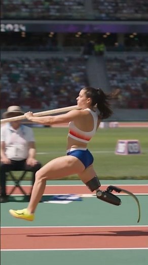 🔥WAIT FOR THE SLOW MOTION! 😳🔥#SlowMotion #Sports #Athletics #PoleVault #ViralShorts