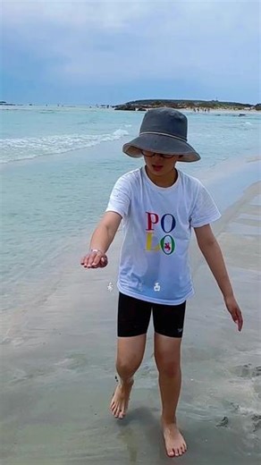 希腊克里特岛·埃拉福尼西粉色沙滩💖 #地中海的夏天 藏在地中海的天然粉色秘境，原生态粉白细沙搭配渐变果冻海，列入Natura 2000自然保护区，一眼沦陷的浪漫海景🏖️🌊