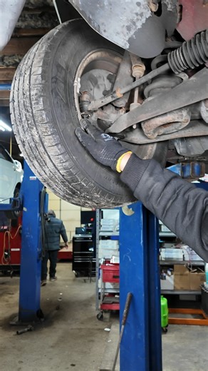 Luis Quichimbo on Instagram: "Señales como chillido similar a una cama vieja indica falla en las rotulas de suspension ✅ #viralpost #fypシ゚ #paratiiiiiiiiiiiiiiiiiiiiiiiiiiiiiii #foryouシ #viralvideo"