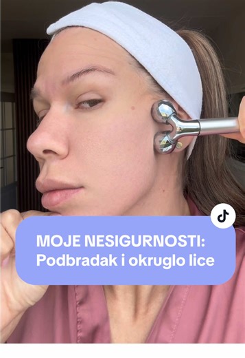 Ovaj Predire Paris 3D vibrirajući roller postao je moj omiljeni korak u rutini njege. 💆‍♀️ Njegove mikrovibracije stimulišu cirkulaciju, podstiču proizvodnju kolagena i vraćaju elastičnost koži, dok oblik sa 70° ugaonim glavama savršeno prati konture lica. Rezultat? Lifting efekat, zategnuta koža i vidljivo poboljšan tonus već nakon nekoliko korišćenja. 💫 🌸 Ovaj roller je deo luksuzne Predire Paris Cherry Blossom kolekcije, koja kombinuje moć prirodnih ekstrakata trešnjinog cvijeta sa anti-ag