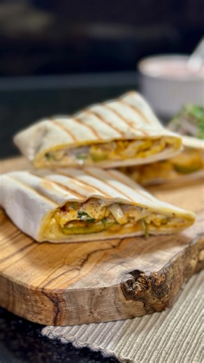 Recette: Marinade: 30g yaourt grec زبادي 1 ail ثوم Cumin كامون Coriandre en poudre كزبرة جافة Paprika fumé فلفل أحمر مدخن Paprika فلفل أحمر Sel ملح Poivre فلفل أسود Ail en poudre ثوم جاف Curcuma كركم Cardamome 30ml jus de citron عصير الليمون 30ml vinaigre خل 60ml huile زيت 1 kg poulet دجاج 2h de marinade يرتاح Sauce blanche: 120g mayonnaise مايو 30g yaourt nature زبادي 1 ail râpé ثوم Sauce piquante: 120g tomates طماطم 1 càs chilli فلفل خار 50ml vinaigre خل 15ml huile d’olive زيت الزيتون Sel ملح 