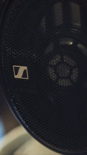 What is frequency response and how does coloration affect your listening experience? Our #SoundSommelier Christian Sejer Pedersen, Associate Professor of #Acoustics at #AalborgUniversity is here to explain. | Sennheiser