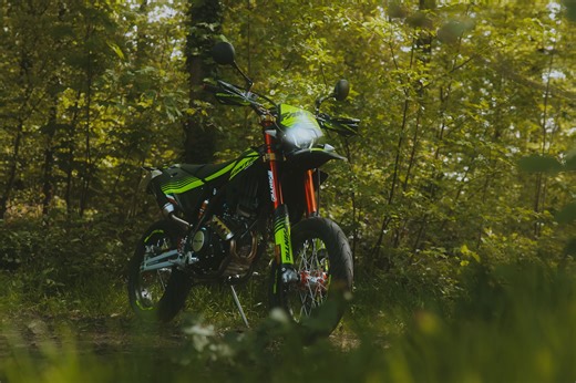 Fantic XMF 125 Test 2024 - stylische Supermoto mit Fahrspass