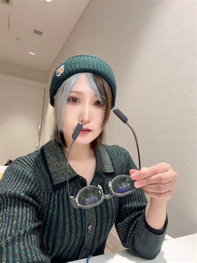 ちなみにこんな感じでメガネのつるの先は厚めになのでニット帽やヘッドフォンなど耳を圧迫するものとは合わないです💦(ウィッグ付けた後で髪ペシャンコだったのでとりあえず帽子被ってる)これはもちろん文句などではなく忘備録的シェアです📝というかこんな小さなサイズ感に収まってるの凄すぎ…🥹🙏🏻✨