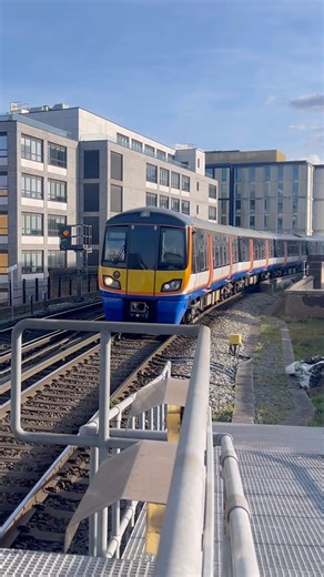 London Overground Windrush Line Class 378 arriving into Hoxton #fypage #trainspotting #railway