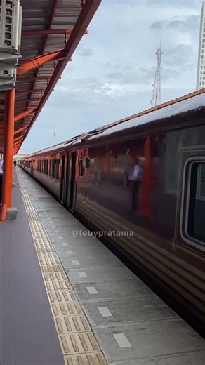 Special Kereta Api Java Priority Dengan Lokomotif Vintage