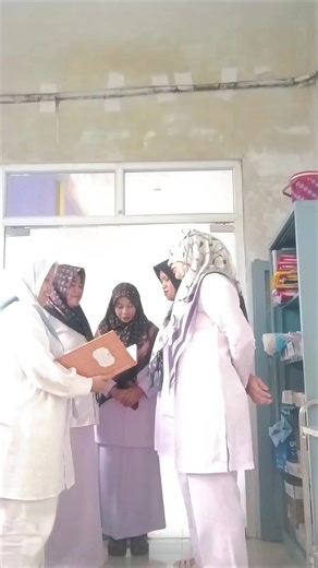 Operan Dinas atau Hand Over adalah serah terima ke Dinas Selanjunya yaiktu program ke yang telah di lakukan dan yang akan di #lakukan ke Pasien Meliputi: 1. Keluhan Terbaru Pasien 2. Diagnosa Terbaru Pasien 3. Terapi Terbaru pasien sesuai advice dokter