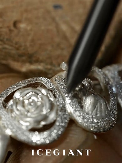 Custom Grillz Design: From Diamond Dust to Unique Patterns