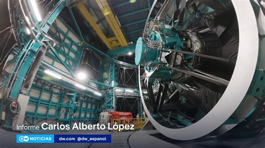 El observatorio chileno AURA instalará una cámara que promete revolucionar la astronomía La cámara digital más grande del mundo se adosará a uno de los telescopios del observatorio chileno. Un dispositivo de 3200 megapixeles que permitirá mapear todo el cielo del hemisferio sur con imágenes en movimiento. Científicos afinan los detalles para que el telescopio y la cámara estén en funcionamiento en 2025. | DW Español