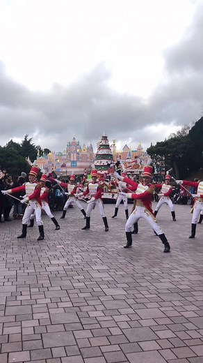 ♥️♥️♥️#fyp #foryoupage #foryou #disney #disneycharacter #disneylandparis #disneyparks #dlp #disneyland #dis #facecharacter #goofy #disneyschristmasparade #disneychristmas #dlpchristmas #christmas #disneyparade #fantasyland