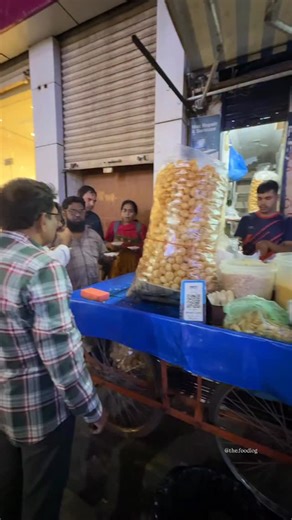 My go-to Pani Puri spot these days is this Kolkata Style Puchka 🤤🫶🏻 & the best part is ~ the most hygienist pani puri i have ever tried in vijayawada with no compromise on quality 🙂‍↕️ 📍Location at the end #vijayawada #vijayawadafoodies #vijayawadastreetfood #vijayawadastreetphotography #thefoodlogxstreetfood vijayawadacity streetfood streetfoodvijayawada streetfoodindia panipuri puchka panipurilovers dahipuri chaat | The Food Log