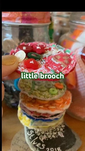 Fabric & button brooch reuse scrap fabric ideas #slowstitch #fabricscraps red & green