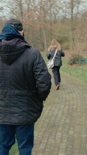 Roos krijgt een zelfverdedigingscursus 🥋 📲 70% van de vrouwen wordt wel eens geïntimideerd op straat. Wat kan jij doen om je veiliger te voelen? In deze aflevering van ‘Roos Inside’ traint Roos hoe ze kan reageren op vreemde mannen die zich vervelend gedragen. Meer zien? Check effe ons YT-kanaal 💜 #roosinside #spuitenenslikken @Roos