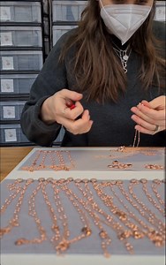 23K views · 77 reactions | Bis unsere Schmuckstücke aus Beton fertig sind, durchlaufen sie so einige Arbeitsschritte. Unsere Goldschmiedinnen zeichnen die Designs, drucken sie 3D, stellen die Formen aus Silikon her, gießen diese mit Beton aus, schleifen, putzen, veredeln und versiegeln die Betonsteine und prüfen die Schmuckstücke in liebevoller Handarbeit bei jedem Schritt auf deren Qualität bis dein Schmuckstück perfekt ist.❤️ | Concrete Jungle Jewelry | Facebook