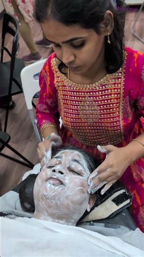 Real learning starts with hands-on practice! #Tags:#FacialTraining #SkinConsultation #skinbeauty