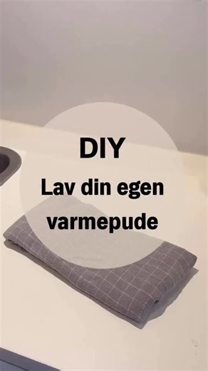 Graviditet | Fødselsforberedelse | Fødsel | Amning on Instagram: "🔥 DIY - lav din egen varmepude 🔥 Veer kan være intense, og ofte hjælper varme med at lindre smerte og spændinger i lænden og fortil over symfysen. En hjemmelavet varmepude kan blive din bedste ven i latensfasen og i den aktive fase af fødslen - den giver ro og støtte, når kroppen arbejder hårdt. Lav den selv ved hjælp af: - stofble - vand - plastikpose - viskestykke eller pudebetræk - mikrobølgeovn Gør som følger: - fold stofble