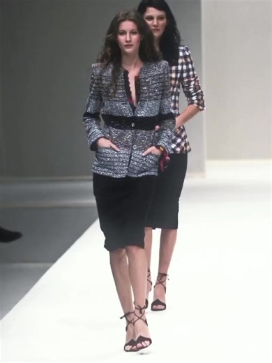 #GiseleBundchen for Emanuel Ungaro Spring/Summer 1998. #giselebundchen #iconic #model #glowing