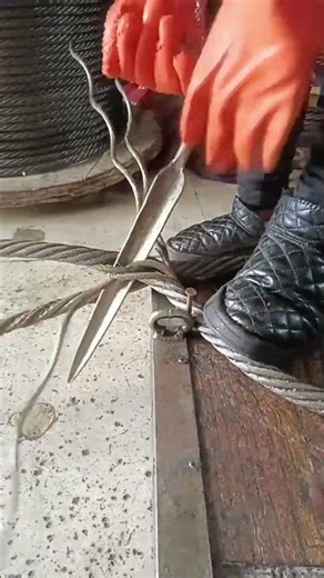 Clever Worker Braiding Steel Wire Rope by Hand