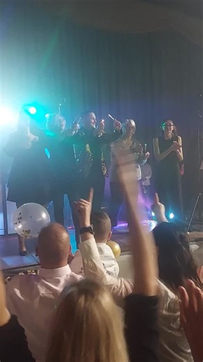 Savoie News on Instagram: "🥳 Énorme succès populaire du réveillon à la Pierre-du-Roy C’est devenu une tradition, le réveillon de la Saint Sylvestre, organisé par l’association « Jojo et ses copains », à la salle de la Pierre-du-Roy, a régalé et diverti près de 600 personnes, heureuses de passer les dernières heures de 2025 puis les premières de 2026 dans une belle convivialité. Les secrets de cette réussite tiennent à au-moins quatre éléments : un excellent repas, préparé par l’équipe de « Phil