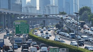 Many Vehicles Travel Heavy Traffic Jammed Stock Footage Video (100% Royalty-free) 1107000591 | Shutterstock