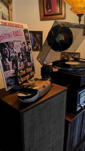 This was Johnny Rivers’s second official album, and like his first album, it was recorded live at the Whisky a Go Go in Los Angeles, California, absolutely love it!!! As I was motivatin’ over the hill, I saw Mabellene in a Coup de Ville, A Cadillac arollin’ on the open road, Nothin’ will outrun my V8 Ford… « Maybelline », Johnny Rivers, 1964, Here We à Go Go Again......#johnnyrivers #maybelline #hereweagogo #60s #60music #thevinylloungemtl #vl #vinylmontreal #vinyl #vinylcollection #vinylcommuni