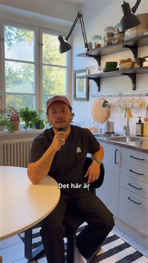 Häng med när Linus berättar om 3 saker som gör skillnad för honom i köket. 🤩 Vad har du för smarta lösningar i ditt kök? #IKEA #IKEASverige #köksinspo #compactliving #inredning #kök | IKEA