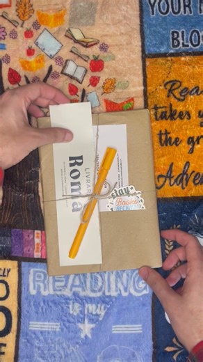 Biblioteca do Faia on Instagram: "Há qualquer coisa de mágico em não saber que história nos espera. A @livraria_roma desafiou-me para um blind date premium: um encontro às cegas com um livro escolhido com intenção, detalhe e cuidado. 📦✨ Sem capa revelada. Sem sinopse à vista. Só pistas, confiança… e curiosidade. O unboxing foi uma experiência por si só e claro que tinha que partilhar convosco. Aceitariam este encontro às cegas? 💌📖 #BlindDateComLivro #LivrariaRomã #BookstagramPT #Bookstagram #