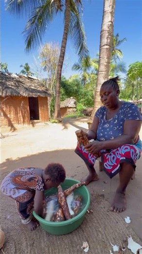 Traditional Cassava Preparation in an African Village 😍 #cassavarecipe #africancuisine #cooking