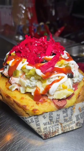 Filiz Kumpir cafe&bistro on Instagram: "Bu kumpiri sıcak tavadan almak cesaret ister 😅🔥 Yerken dikkat… Duble kumpir masum değil 🥔⚠️ #ankara #kumpir #filizkumpir #filgibiacıkanlara #türkiye 🇹🇷❤️"