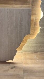 Carrelage travertin sculpté sur mesure — mobilier mural artistique