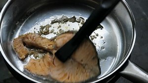 「Fried Salmon Fish Fish Flip Sound」の動画素材（ロイヤリティフリー）1021522696 | Shutterstock