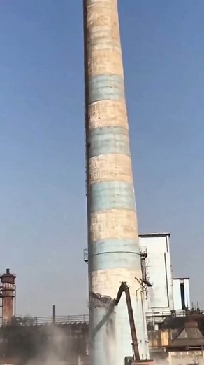 Construction - Technology - Engineering on Instagram: "Demolition isn’t random, it’s all about precision! Tearing down a building is just as delicate as building one. Especially in urban projects, finishing the job without damaging nearby structures requires serious expertise. In this video, you’re watching the process of controlled building demolition on a construction site. Every move and impact is carefully planned. Operators and engineers work together to keep things safe and efficient. As y