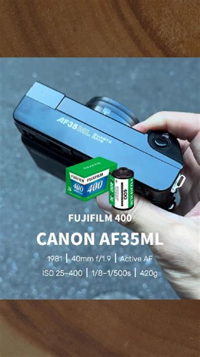 帶著與自己年紀相仿的 Canon AF35ML 裝上 Fujifilm 400，在城市裡記錄一些習以為常。 街邊的椅子、閒晃的背影、販賣機的紅、午後斜光、穿梭騎樓的腳踏車—— 這些最普通的小事，在底片上顯得特別溫柔。 Canon AF35ML（1981） 鏡頭｜40mm f/1.9 Canon Lens（大光圈傻瓜機） 對焦｜紅外線主動式自動對焦 快門｜1/8–1/500s ISO｜25–400（手動設定） 曝光｜程式自動曝光 測光｜中央偏重平均 閃光燈｜GN 14（ISO100） 電池｜2× AA 重量｜約 420g ⸻ Camera｜Canon AF35ML @filmcameratw Film｜Fujifilm 400 D&S｜@ilford #FilmPhotography #CanonAF35ML #Fujifilm400 #StreetPhotography #底片街拍 #TaipeiStreet #日常觀察 | 郭恰子